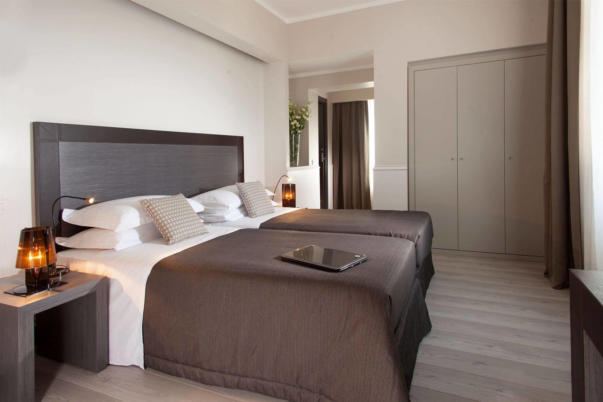 Nazionale 51 Group Bed & Breakfast Rome Bagian luar foto
